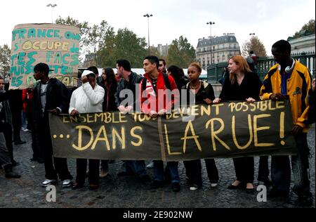 Französische Studenten rufen Parolen während einer Demonstration gegen Universitätsreformen in Paris, Frankreich am 8. November 2007. Studenten an mehr als einem Dutzend Universitäten in ganz Frankreich protestierten gegen ein neues Gesetz, dass sie sagen, dass das Großunternehmen zu viel Mitspracherecht bei der Leitung von Universitäten geben wird. Bis zu 3,000 Studenten mit Transparenten mit der Aufschrift "Unsere Fakultäten sind offen für Arbeiterkinder und für private Interessen geschlossen" marschierten in der westlichen Stadt Rennes, während auch in Toulouse, Nanterre, Paris und in Perpignan, Pau, Grenoble, Montpellier und Caen Proteste stattfanden. Foto von Mehdi Taamallah/ABACAPR Stockfoto