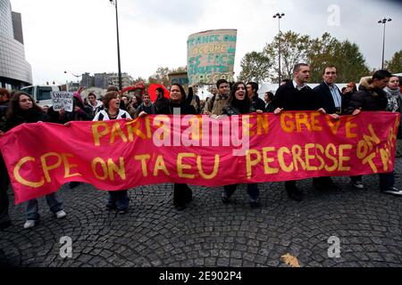 Französische Studenten rufen Parolen während einer Demonstration gegen Universitätsreformen in Paris, Frankreich am 8. November 2007. Studenten an mehr als einem Dutzend Universitäten in ganz Frankreich protestierten gegen ein neues Gesetz, dass sie sagen, dass das Großunternehmen zu viel Mitspracherecht bei der Leitung von Universitäten geben wird. Bis zu 3,000 Studenten mit Transparenten mit der Aufschrift "Unsere Fakultäten sind offen für Arbeiterkinder und für private Interessen geschlossen" marschierten in der westlichen Stadt Rennes, während auch in Toulouse, Nanterre, Paris und in Perpignan, Pau, Grenoble, Montpellier und Caen Proteste stattfanden. Foto von Mehdi Taamallah/ABACAPR Stockfoto