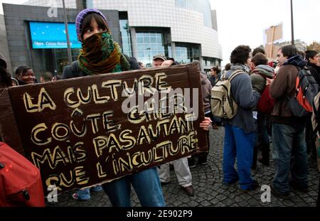 Französische Studenten rufen Parolen während einer Demonstration gegen Universitätsreformen in Paris, Frankreich am 8. November 2007. Studenten an mehr als einem Dutzend Universitäten in ganz Frankreich protestierten gegen ein neues Gesetz, dass sie sagen, dass das Großunternehmen zu viel Mitspracherecht bei der Leitung von Universitäten geben wird. Bis zu 3,000 Studenten mit Transparenten mit der Aufschrift "Unsere Fakultäten sind offen für Arbeiterkinder und für private Interessen geschlossen" marschierten in der westlichen Stadt Rennes, während auch in Toulouse, Nanterre, Paris und in Perpignan, Pau, Grenoble, Montpellier und Caen Proteste stattfanden. Foto von Mehdi Taamallah/ABACAPR Stockfoto