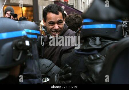 Französische Studenten rufen Parolen während einer Demonstration gegen Universitätsreformen in Paris, Frankreich am 8. November 2007. Studenten an mehr als einem Dutzend Universitäten in ganz Frankreich protestierten gegen ein neues Gesetz, dass sie sagen, dass das Großunternehmen zu viel Mitspracherecht bei der Leitung von Universitäten geben wird. Bis zu 3,000 Studenten mit Transparenten mit der Aufschrift "Unsere Fakultäten sind offen für Arbeiterkinder und für private Interessen geschlossen" marschierten in der westlichen Stadt Rennes, während auch in Toulouse, Nanterre, Paris und in Perpignan, Pau, Grenoble, Montpellier und Caen Proteste stattfanden. Foto von Mehdi Taamallah/ABACAPR Stockfoto