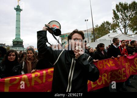 Französische Studenten rufen Parolen während einer Demonstration gegen Universitätsreformen in Paris, Frankreich am 8. November 2007. Studenten an mehr als einem Dutzend Universitäten in ganz Frankreich protestierten gegen ein neues Gesetz, dass sie sagen, dass das Großunternehmen zu viel Mitspracherecht bei der Leitung von Universitäten geben wird. Bis zu 3,000 Studenten mit Transparenten mit der Aufschrift "Unsere Fakultäten sind offen für Arbeiterkinder und für private Interessen geschlossen" marschierten in der westlichen Stadt Rennes, während auch in Toulouse, Nanterre, Paris und in Perpignan, Pau, Grenoble, Montpellier und Caen Proteste stattfanden. Foto von Mehdi Taamallah/ABACAPR Stockfoto