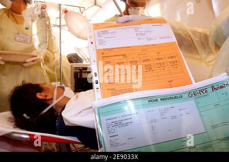 Der Minister für Gesundheit, Jugend und Sport, Roselyne Bachelot, wird am 10. November 2007 im Krankenhaus von Bordeaux bei einer Simulation eines Vogelgrippeausbruchs in Bordeaux, Frankreich, gesehen. Foto von Patrick Bernard/ABACAPRESS.COM Stockfoto