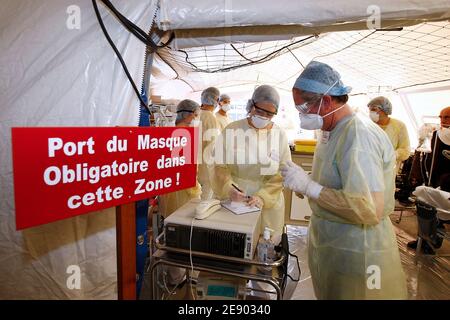 Der Minister für Gesundheit, Jugend und Sport, Roselyne Bachelot, wird am 10. November 2007 im Krankenhaus von Bordeaux bei einer Simulation eines Vogelgrippeausbruchs in Bordeaux, Frankreich, gesehen. Foto von Patrick Bernard/ABACAPRESS.COM Stockfoto