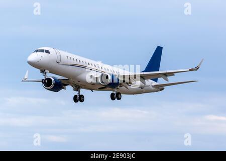 Air X Charter Embraer Lineage 1000 (ERJ-190-100ECJ) (Reg: 9H-NYC) landete für einen sehr kurzen Tankstopp. Stockfoto