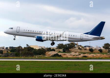 Air X Charter Embraer Lineage 1000 (ERJ-190-100ECJ) (Reg: 9H-NYC) landete für einen sehr kurzen Tankstopp. Stockfoto