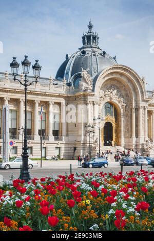 Blumen vor dem kleinen Palast in Paris an Ein Frühlingstag Stockfoto