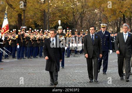 Der französische Präsident Nicolas Sarkozy, Premierminister Francois Fillon und Verteidigungsminister Herve Morin nehmen am 11. November 2007 an der Zeremonie zum 1. Waffenstillstandstag im Arc de Triomphe in Paris, Frankreich, Teil. Foto von Jacques Witt/Pool/ABACAPRESS.COM Stockfoto