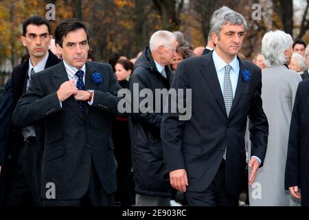 Premierminister Francois Fillon und Verteidigungsminister Herve Morin nehmen am 11. November 2007 am 1. Weltkrieg am Triumphbogen in Paris, Frankreich, Teil. Foto von Nebinger-Taamallah/ABACAPRESS.COM Stockfoto