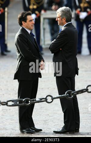 Der französische Premierminister Francois Fillon und Verteidigungsminister Herve Morin nehmen am 11. November 2007 am 1. Weltkrieg am Triumphbogen in Paris, Frankreich, Teil. Foto von Nebinger-Taamallah/ABACAPRESS.COM Stockfoto