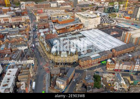 Luftdrohnenaufnahme des Leeds Kirkgate Market von oben Zeigt den großen Markt und Busse in der Stadt Leeds Centre West Yorkshire in Großbritannien Stockfoto