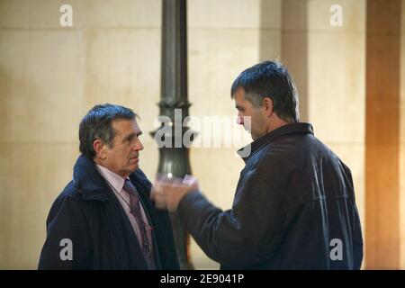 Jean-Hugues und Stephane Colonna, Vater und Bruder von Yvan Colonna, dem mutmaßlichen Mörder des Präfekten Claude Erignac, kommen vor der Eröffnung des Prozesses gegen Yvan Colonna in Paris, Frankreich, am 12. November 2007 im Gerichtsgebäude von Paris an. Letzterer, ein 47-jähriger Ziegenhirte und Unabhängigkeitsaktivist, wird beschuldigt, Erignac, 60, im Februar 1998 ermordet zu haben, als er zu einem Konzertsaal in der südkorsischen Stadt Ajaccio ging. Colonna, der Sohn eines ehemaligen korsischen parlamentsmitglieds, hat sich mehrere Jahre in den Bergen Korsikas versteckt, nachdem sie in der Affäre als Verdächtiger benannt wurde. Er war es Stockfoto