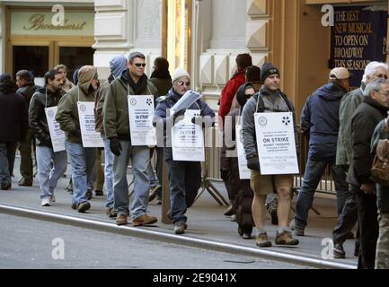 Broadway-Bühnenarbeiter gehen am 11. November 2007 vor dem "Cyrano" im Richard Rodgers Theater in New York City, NY, USA eine Streiklinie, da die meisten Theater durch den Arbeiterstreik geschlossen werden. Bühnenarbeiter gingen zur zweiten Arbeiterkrise in einer Woche aus, um gegen Takebacks der League of American Theatres and Producers zu protestieren. Foto von Charles Guerin/ABACAPRESS.COM Stockfoto