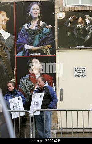 Broadway-Bühnenarbeiter gehen am 11. November 2007 vor dem "Cyrano" im Richard Rodgers Theater in New York City, NY, USA eine Streiklinie, da die meisten Theater durch den Arbeiterstreik geschlossen werden. Bühnenarbeiter gingen zur zweiten Arbeiterkrise in einer Woche aus, um gegen Takebacks der League of American Theatres and Producers zu protestieren. Foto von Charles Guerin/ABACAPRESS.COM Stockfoto