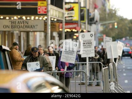 Broadway-Bühnenarbeiter gehen am 11. November 2007 vor dem "Cyrano" im Richard Rodgers Theater in New York City, NY, USA eine Streiklinie, da die meisten Theater durch den Arbeiterstreik geschlossen werden. Bühnenarbeiter gingen zur zweiten Arbeiterkrise in einer Woche aus, um gegen Takebacks der League of American Theatres and Producers zu protestieren. Foto von Charles Guerin/ABACAPRESS.COM Stockfoto