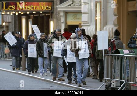 Broadway-Bühnenarbeiter gehen am 11. November 2007 vor dem "Cyrano" im Richard Rodgers Theater in New York City, NY, USA eine Streiklinie, da die meisten Theater durch den Arbeiterstreik geschlossen werden. Bühnenarbeiter gingen zur zweiten Arbeiterkrise in einer Woche aus, um gegen Takebacks der League of American Theatres and Producers zu protestieren. Foto von Charles Guerin/ABACAPRESS.COM Stockfoto