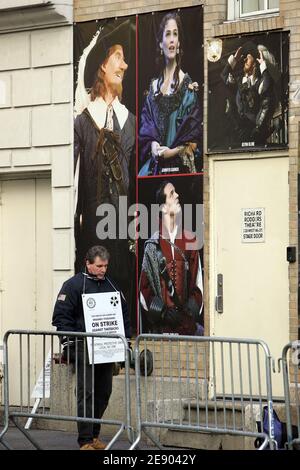 Broadway-Bühnenarbeiter gehen am 11. November 2007 vor dem "Cyrano" im Richard Rodgers Theater in New York City, NY, USA eine Streiklinie, da die meisten Theater durch den Arbeiterstreik geschlossen werden. Bühnenarbeiter gingen zur zweiten Arbeiterkrise in einer Woche aus, um gegen Takebacks der League of American Theatres and Producers zu protestieren. Foto von Charles Guerin/ABACAPRESS.COM Stockfoto