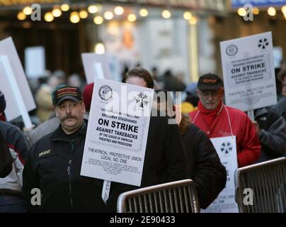 Broadway-Bühnenarbeiter gehen am 11. November 2007 vor dem "Cyrano" im Richard Rodgers Theater in New York City, NY, USA eine Streiklinie, da die meisten Theater durch den Arbeiterstreik geschlossen werden. Bühnenarbeiter gingen zur zweiten Arbeiterkrise in einer Woche aus, um gegen Takebacks der League of American Theatres and Producers zu protestieren. Foto von Charles Guerin/ABACAPRESS.COM Stockfoto