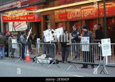 Broadway-Bühnenarbeiter gehen am 11. November 2007 vor dem "Cyrano" im Richard Rodgers Theater in New York City, NY, USA eine Streiklinie, da die meisten Theater durch den Arbeiterstreik geschlossen werden. Bühnenarbeiter gingen zur zweiten Arbeiterkrise in einer Woche aus, um gegen Takebacks der League of American Theatres and Producers zu protestieren. Foto von Charles Guerin/ABACAPRESS.COM Stockfoto