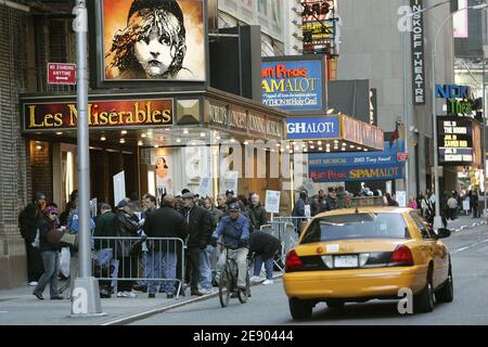 Broadway-Bühnenarbeiter gehen am 11. November 2007 vor dem "Cyrano" im Richard Rodgers Theater in New York City, NY, USA eine Streiklinie, da die meisten Theater durch den Arbeiterstreik geschlossen werden. Bühnenarbeiter gingen zur zweiten Arbeiterkrise in einer Woche aus, um gegen Takebacks der League of American Theatres and Producers zu protestieren. Foto von Charles Guerin/ABACAPRESS.COM Stockfoto