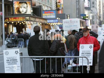 Broadway-Bühnenarbeiter gehen am 11. November 2007 vor dem "Cyrano" im Richard Rodgers Theater in New York City, NY, USA eine Streiklinie, da die meisten Theater durch den Arbeiterstreik geschlossen werden. Bühnenarbeiter gingen zur zweiten Arbeiterkrise in einer Woche aus, um gegen Takebacks der League of American Theatres and Producers zu protestieren. Foto von Charles Guerin/ABACAPRESS.COM Stockfoto