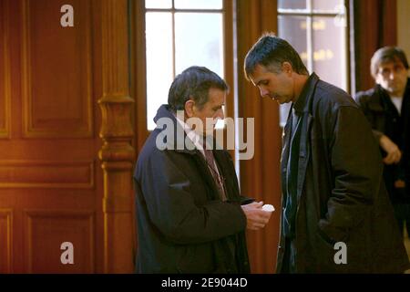 Jean-Hugues und Stephane Colonna, Vater und Bruder von Yvan Colonna, dem mutmaßlichen Mörder des Präfekten Claude Erignac, kommen vor der Eröffnung des Prozesses gegen Yvan Colonna in Paris, Frankreich, am 12. November 2007 im Gerichtsgebäude von Paris an. Letzterer, ein 47-jähriger Ziegenhirte und Unabhängigkeitsaktivist, wird beschuldigt, Erignac, 60, im Februar 1998 ermordet zu haben, als er zu einem Konzertsaal in der südkorsischen Stadt Ajaccio ging. Colonna, der Sohn eines ehemaligen korsischen parlamentsmitglieds, hat sich mehrere Jahre in den Bergen Korsikas versteckt, nachdem sie in der Affäre als Verdächtiger benannt wurde. Er war es Stockfoto