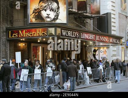 Broadway-Bühnenarbeiter gehen am 11. November 2007 vor dem "Cyrano" im Richard Rodgers Theater in New York City, NY, USA eine Streiklinie, da die meisten Theater durch den Arbeiterstreik geschlossen werden. Bühnenarbeiter gingen zur zweiten Arbeiterkrise in einer Woche aus, um gegen Takebacks der League of American Theatres and Producers zu protestieren. Foto von Charles Guerin/ABACAPRESS.COM Stockfoto