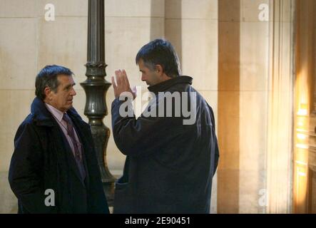 Jean-Hugues und Stephane Colonna, Vater und Bruder von Yvan Colonna, dem mutmaßlichen Mörder des Präfekten Claude Erignac, kommen vor der Eröffnung des Prozesses gegen Yvan Colonna in Paris, Frankreich, am 12. November 2007 im Gerichtsgebäude von Paris an. Letzterer, ein 47-jähriger Ziegenhirte und Unabhängigkeitsaktivist, wird beschuldigt, Erignac, 60, im Februar 1998 ermordet zu haben, als er zu einem Konzertsaal in der südkorsischen Stadt Ajaccio ging. Colonna, der Sohn eines ehemaligen korsischen parlamentsmitglieds, hat sich mehrere Jahre in den Bergen Korsikas versteckt, nachdem sie in der Affäre als Verdächtiger benannt wurde. Er war es Stockfoto