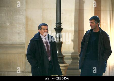 Jean-Hugues und Stephane Colonna, Vater und Bruder von Yvan Colonna, dem mutmaßlichen Mörder des Präfekten Claude Erignac, kommen vor der Eröffnung des Prozesses gegen Yvan Colonna in Paris, Frankreich, am 12. November 2007 im Gerichtsgebäude von Paris an. Letzterer, ein 47-jähriger Ziegenhirte und Unabhängigkeitsaktivist, wird beschuldigt, Erignac, 60, im Februar 1998 ermordet zu haben, als er zu einem Konzertsaal in der südkorsischen Stadt Ajaccio ging. Colonna, der Sohn eines ehemaligen korsischen parlamentsmitglieds, hat sich mehrere Jahre in den Bergen Korsikas versteckt, nachdem sie in der Affäre als Verdächtiger benannt wurde. Er war es Stockfoto