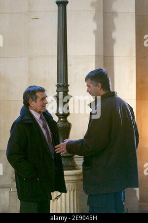 Jean-Hugues und Stephane Colonna, Vater und Bruder von Yvan Colonna, dem mutmaßlichen Mörder des Präfekten Claude Erignac, kommen vor der Eröffnung des Prozesses gegen Yvan Colonna in Paris, Frankreich, am 12. November 2007 im Gerichtsgebäude von Paris an. Letzterer, ein 47-jähriger Ziegenhirte und Unabhängigkeitsaktivist, wird beschuldigt, Erignac, 60, im Februar 1998 ermordet zu haben, als er zu einem Konzertsaal in der südkorsischen Stadt Ajaccio ging. Colonna, der Sohn eines ehemaligen korsischen parlamentsmitglieds, hat sich mehrere Jahre in den Bergen Korsikas versteckt, nachdem sie in der Affäre als Verdächtiger benannt wurde. Er war es Stockfoto