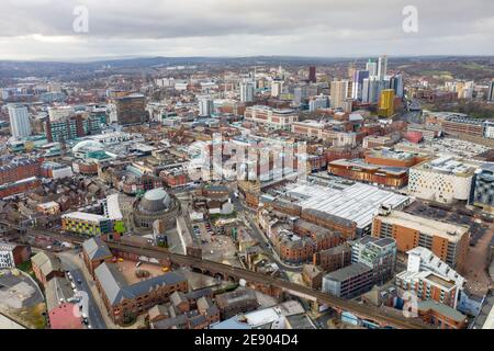 Luftdrohnenaufnahme des Leeds Kirkgate Market von oben Zeigt den großen Markt und Busse in der Stadt Leeds Centre West Yorkshire in Großbritannien Stockfoto