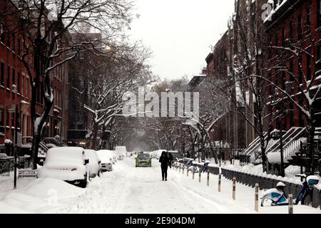 New York City, New York, Usa. Februar 2021. Am Montag fällt Schnee auf dem Chelsea-Viertel von Manhattan, als ein großer Schneesturm die Gegend von New York City heute überflutete. Es wird vorhergesagt, dass die Stadt bis zu zwei Fuß Schnee bekommen könnte, bevor der Sturm nachlässt.Quelle: Adam Stoltman/Alamy Live News Stockfoto