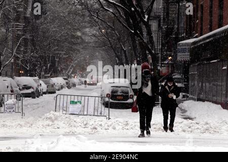 New York City, New York, Usa. Februar 2021. Fußgänger navigieren auf einer rutschigen Straße, wenn am Montag Schnee auf dem Chelsea-Teil von Manhattan fällt, während ein großer Schneesturm die Gegend von New York City heute überflutete. Es wird vorhergesagt, dass die Stadt bis zu zwei Fuß Schnee bekommen könnte, bevor der Sturm nachlässt.Quelle: Adam Stoltman/Alamy Live News Stockfoto
