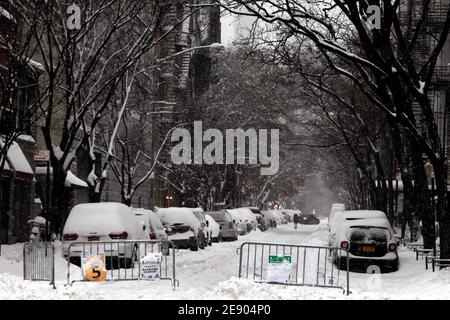 New York City, New York, Usa. Februar 2021. Schnee fällt auf den Chelsea-Teil von Manhattan, als ein großer Schneesturm die Gegend von New York City heute überflutete. Es wird vorhergesagt, dass die Stadt bis zu zwei Fuß Schnee bekommen könnte, bevor der Sturm nachlässt. Der Blick geht hier entlang einer der Seitenstraßen von Chelsea. Quelle: Adam Stoltman/Alamy Live News Stockfoto