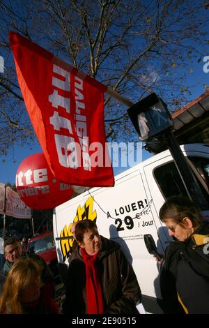 Die Sprecherin der linksextremen Partei "Lutte ouvriere" Arlette Laguiller nimmt an einer Demonstration in Paris, Frankreich, am Tag eines landesweiten Streiks am 14. November 2007 Teil. Foto von Mousse/Taamallah/ABACAPRESS.COM Stockfoto