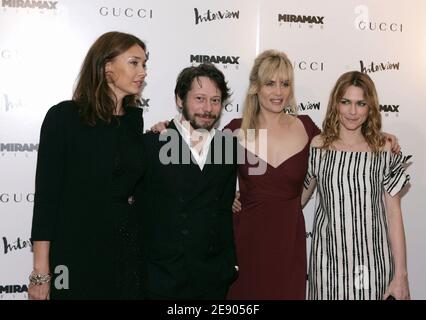 Die Filmstars Olatz Lopez Garmendia, Mathieu Amalric, Emmanuelle Seigner und Marie-Josee Croze posieren bei der Premiere von "The Diving Bell and the Butterfly" am 14. November 2007 im Ziegfeld Theatre in New York City, NY, USA. Foto von Donna ward/ABACAPRESS.COM Stockfoto