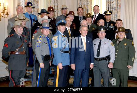 US-Präsident George W. Bush posiert mit Mitgliedern der National Troopers's Coalition am 14. November 2007 im State Dining Room des Weißen Hauses in Washington, DC, USA. Foto von Olivier Douliery /ABACAPRESS.COM Stockfoto