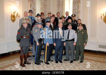 US-Präsident George W. Bush posiert mit Mitgliedern der National Troopers's Coalition am 14. November 2007 im State Dining Room des Weißen Hauses in Washington, DC, USA. Foto von Olivier Douliery /ABACAPRESS.COM Stockfoto