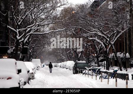 New York City, New York, Usa. Februar 2021. Am Montag fällt Schnee auf dem Chelsea-Viertel von Manhattan, als ein großer Schneesturm die Gegend von New York City heute überflutete. Es wird vorhergesagt, dass die Stadt bis zu zwei Fuß Schnee bekommen könnte, bevor der Sturm nachlässt. Der Blick geht hier entlang einer der Seitenstraßen von Chelsea. Quelle: Adam Stoltman/Alamy Live News Stockfoto