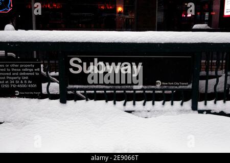 New York City, New York, Usa. Februar 2021. Ein U-Bahn-Eingang ist am Montag im Chelsea-Viertel von Manhattan teilweise mit Schnee bedeckt, da heute ein großer Schneesturm das Gebiet von New York City überflutete. Es wird vorhergesagt, dass die Stadt bis zu zwei Fuß Schnee bekommen könnte, bevor der Sturm nachlässt. Quelle: Adam Stoltman/Alamy Live News Stockfoto