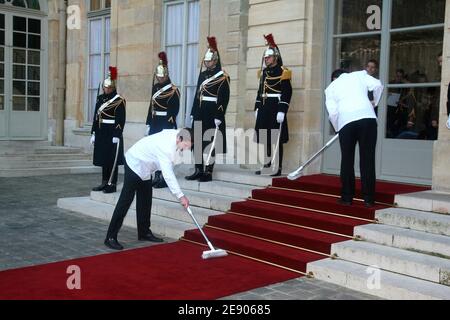 Reinigung des roten Teppichs im Hotel de Matignon in Paris, Frankreich am 16. November 2007. Foto von Mousse/ABACAPRESS.COM Stockfoto