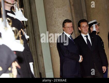 Präsident Nicolas Sarkozy und der russische Ministerpräsident Viktor Zubkov verlassen am 16. November 2007 den Elysee-Palast in Paris, Frankreich. Foto von Mousse/ABACAPRESS.COM Stockfoto