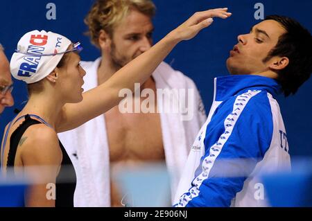 Die Französin Laure Manaudou scherzt mit ihrem Freund Luca Marin aus Italien während der FINA Schwimmweltmeisterschaft am 17. November 2007 in Berlin. Foto von Nicolas Gouhier/Cameleon/ABACAPRESS.COM Stockfoto