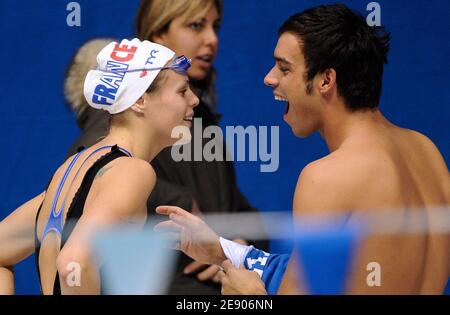 Die Französin Laure Manaudou scherzt mit ihrem Freund Luca Marin aus Italien während der FINA Schwimmweltmeisterschaft am 17. November 2007 in Berlin. Foto von Nicolas Gouhier/Cameleon/ABACAPRESS.COM Stockfoto