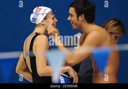 Die Französin Laure Manaudou scherzt mit ihrem Freund Luca Marin aus Italien während der FINA Schwimmweltmeisterschaft am 17. November 2007 in Berlin. Foto von Nicolas Gouhier/Cameleon/ABACAPRESS.COM Stockfoto