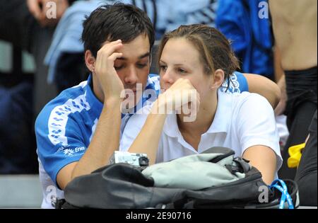 Die Französin Laure Manaudou und ihr Freund Luca Marin sprechen zusammen während der FINA Schwimmweltmeisterschaft am 18. November 2007 in Berlin. Foto von Nicolas Gouhier/Cameleon/ABACAPRESS.COM Stockfoto