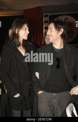 Die französische Schauspielerin Charlotte Gainsbourg und ihr Ehemann Yvan Attal nehmen am 17. November 2007 an der Abschlussfeier des 8. Filmfestivals Musik und Kino in Auxerre, Frankreich, Teil. Foto von Giancarlo Gorassini/ABACAPRESS.COM Stockfoto