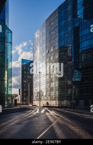 Ein einjähriger Fahrradfahrer bei Sonnenuntergang im Pariser Geschäftsviertel Von La Défense Stockfoto