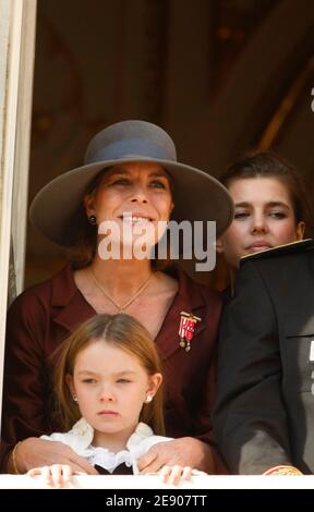 Prinzessin Caroline mit ihren beiden Töchtern, Prinzessin Alexandra und Charlotte Casiraghi, besuchen vom Balkon des Palastes aus die Standardfreisetzungszeremonie und die Militärparade auf dem Palastplatz in Monaco im Rahmen der Feierlichkeiten zum Nationalfeiertag am 19. November 2007. Foto von Nebinger-Orban/ABACAPRESS.COM Stockfoto