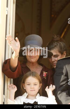 Prinzessin Caroline mit ihren beiden Töchtern, Prinzessin Alexandra und Charlotte Casiraghi, besuchen vom Balkon des Palastes aus die Standardfreisetzungszeremonie und die Militärparade auf dem Palastplatz in Monaco im Rahmen der Feierlichkeiten zum Nationalfeiertag am 19. November 2007. Foto von Nebinger-Orban/ABACAPRESS.COM Stockfoto