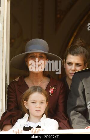 Prinzessin Caroline mit ihren beiden Töchtern, Prinzessin Alexandra und Charlotte Casiraghi, besuchen vom Balkon des Palastes aus die Standardfreisetzungszeremonie und die Militärparade auf dem Palastplatz in Monaco im Rahmen der Feierlichkeiten zum Nationalfeiertag am 19. November 2007. Foto von Nebinger-Orban/ABACAPRESS.COM Stockfoto